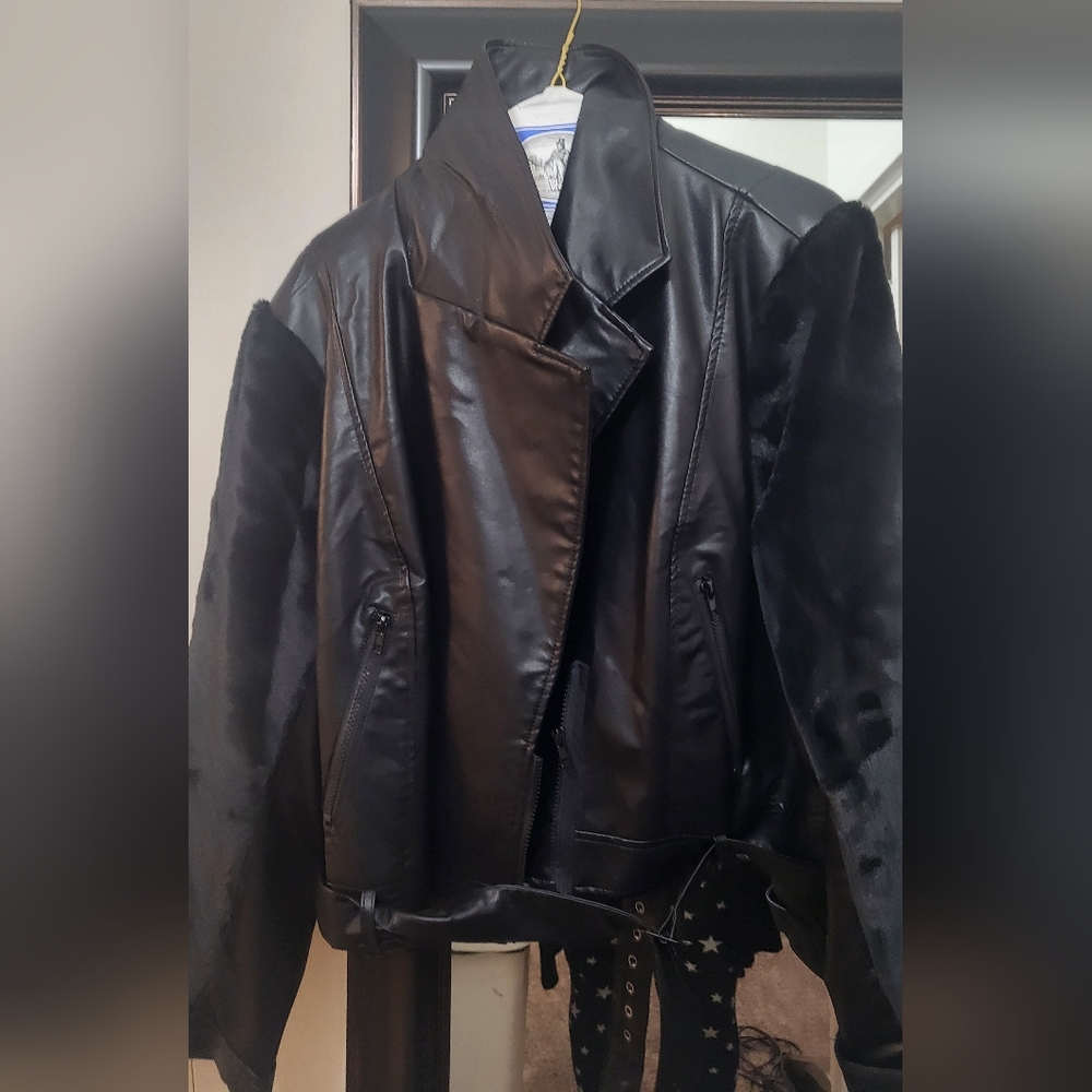 Women's faux leather zip up Jacket with faux fur size 3x